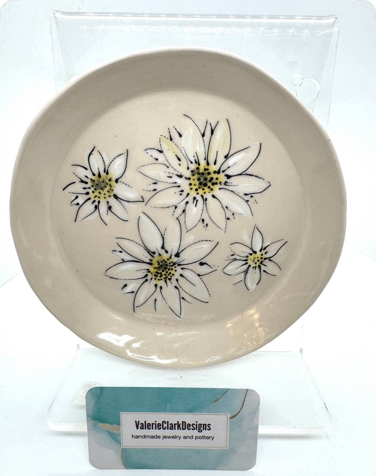 7" pottery plate daisys